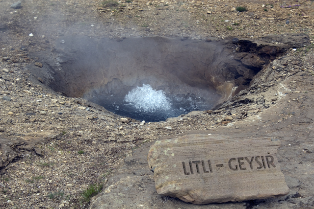 2011-07-08_10-11-04 island.jpg - Der kleine Geysir von Strokkur